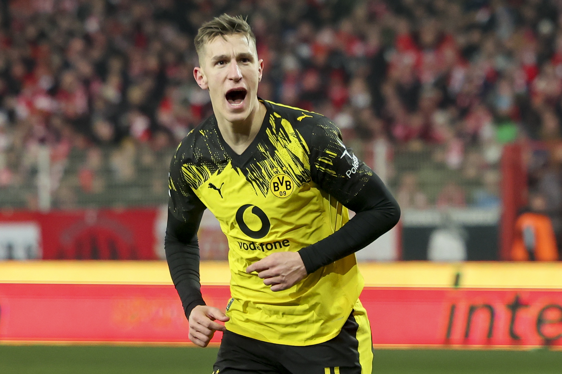 世体：贝尔纳尔曾踢过前腰，他拥有前辈布斯克茨缺少的得分能力